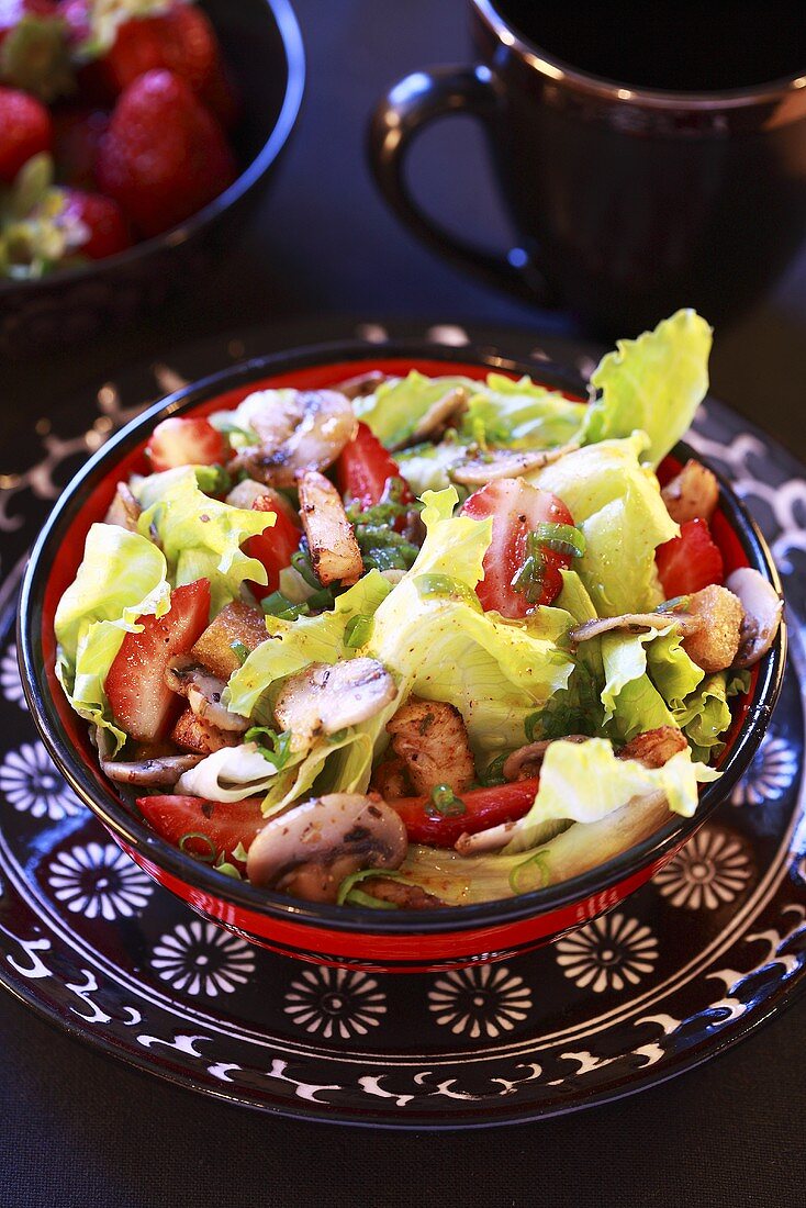 Lettuce with chicken breast, mushrooms and strawberries