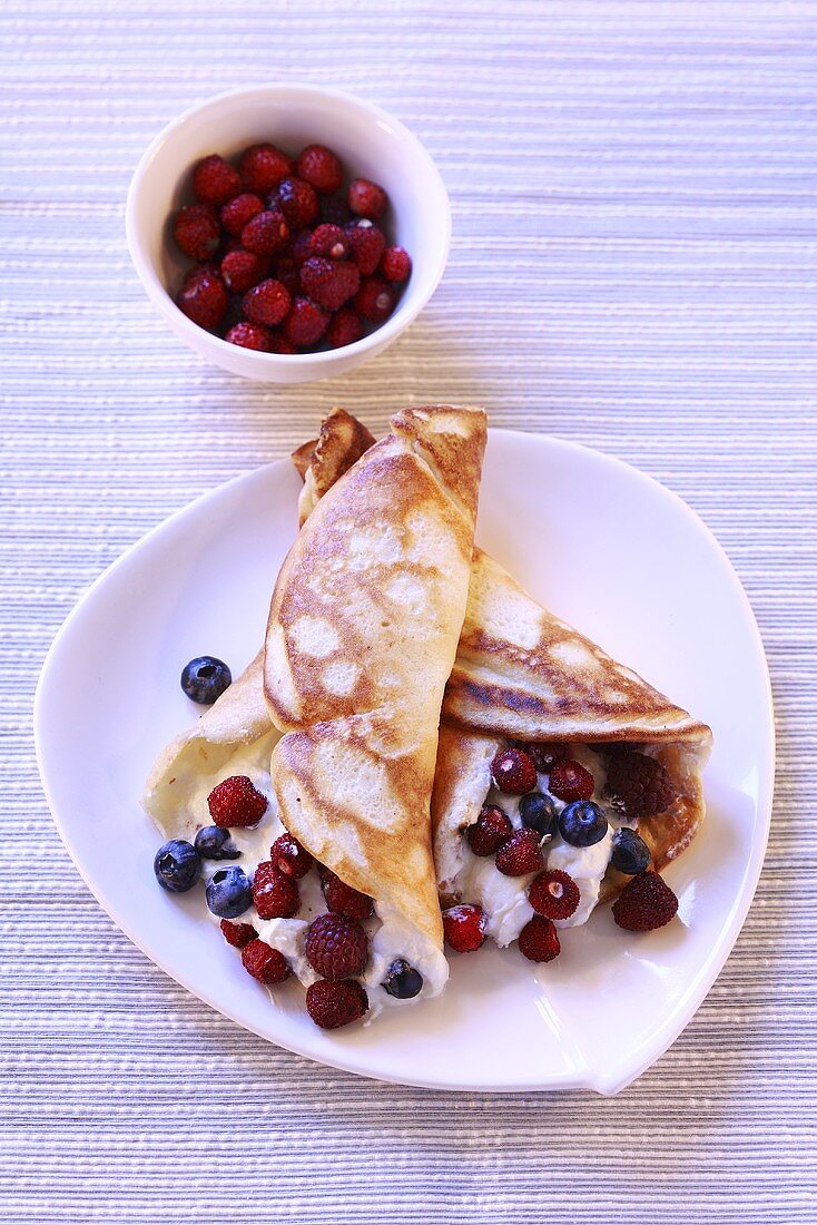 Pancakes with cream and berries