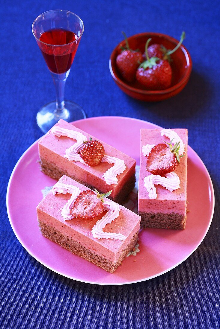 Strawberry cream slices