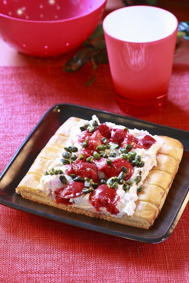 Kuchen mit Frischkäse, Rotweinpflaumen und Pistazien