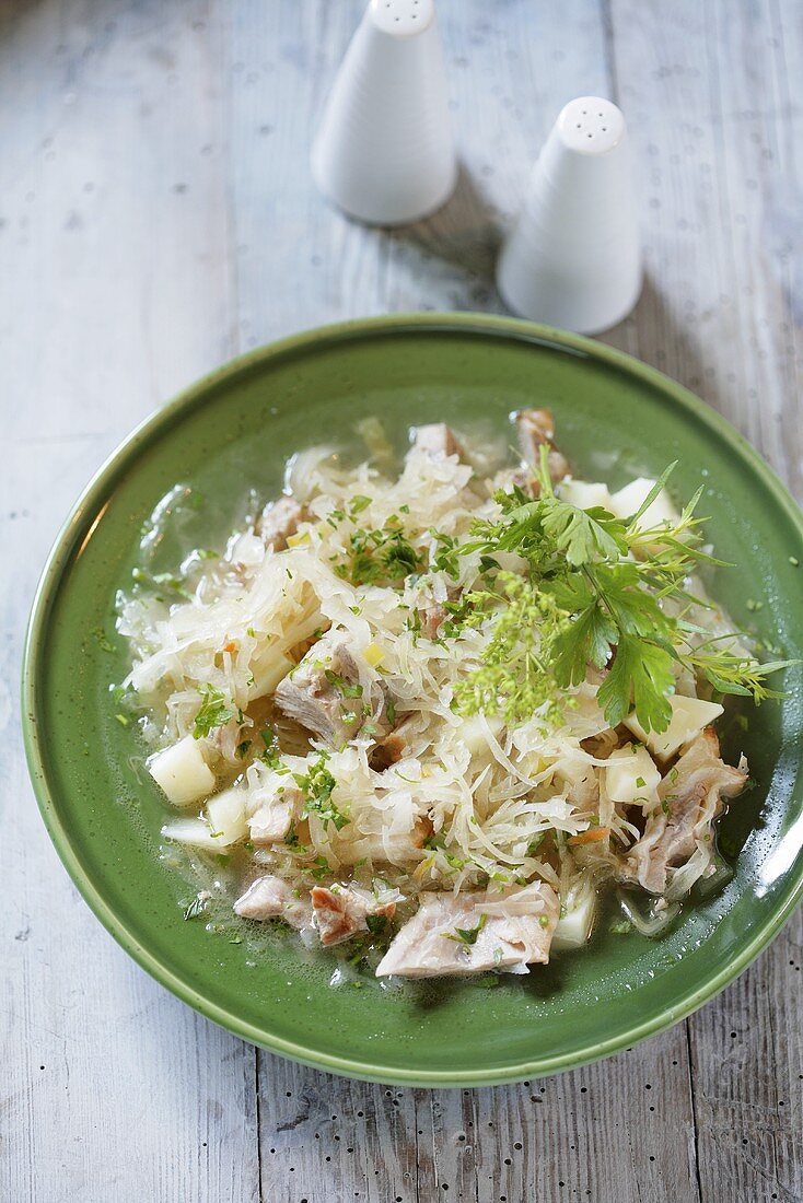 Sauerkrautsuppe mit Fleisch