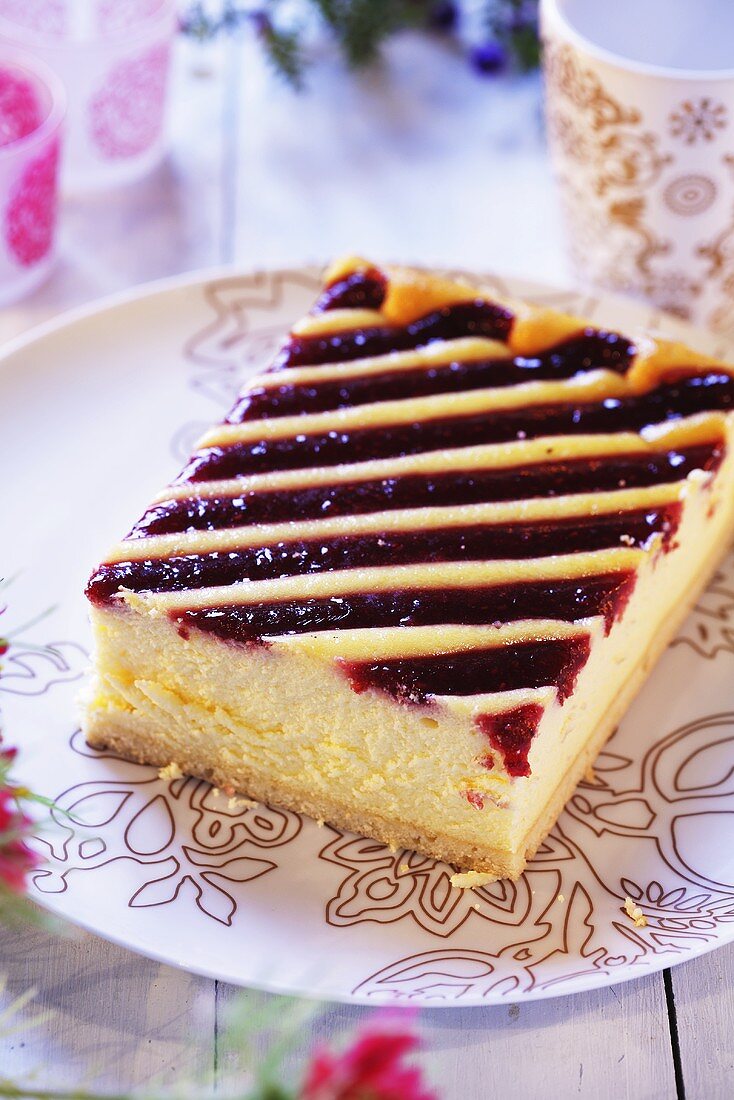 Stück Käsekuchen mit Marmelade