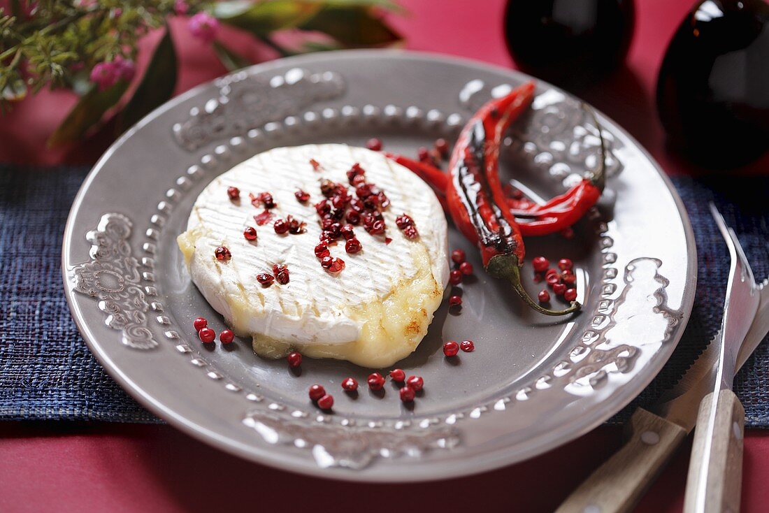 Camembert mit rosa Pfeffer und Chilischoten