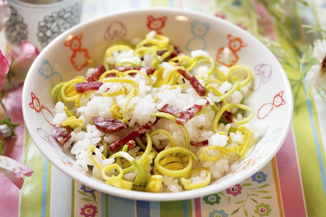 Rice salad with leeks and sausage