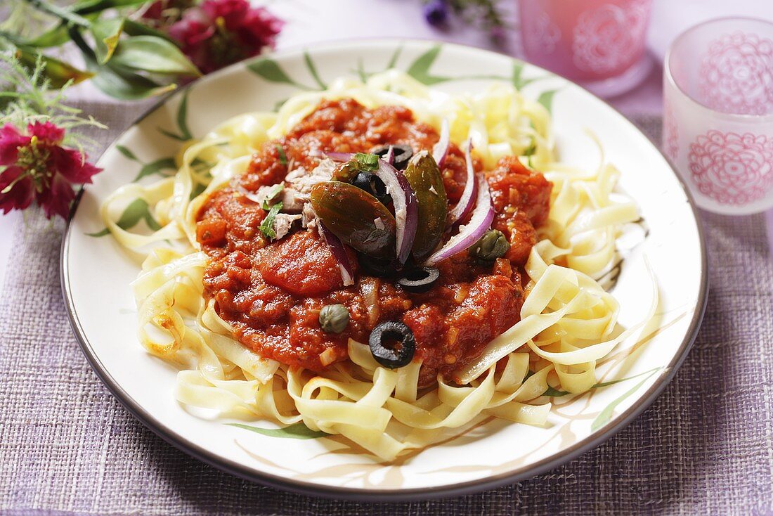 Tagliatelle mit Tomatensauce, Oliven und Kapern