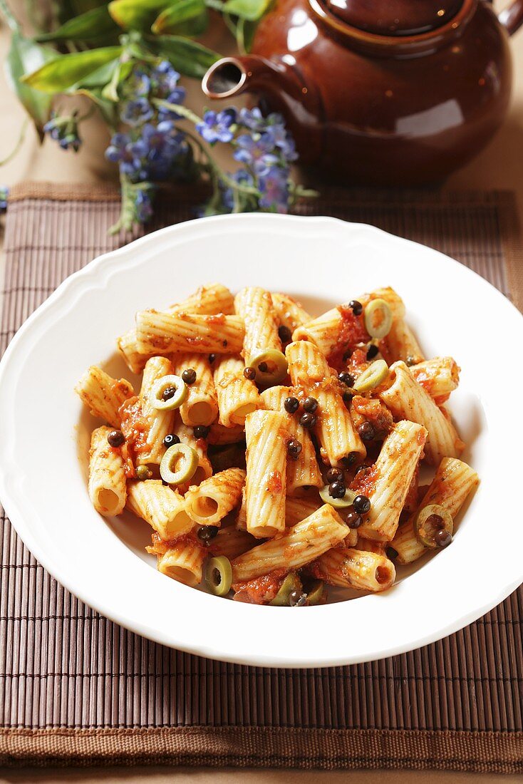 Rigatoni with olives and pepper