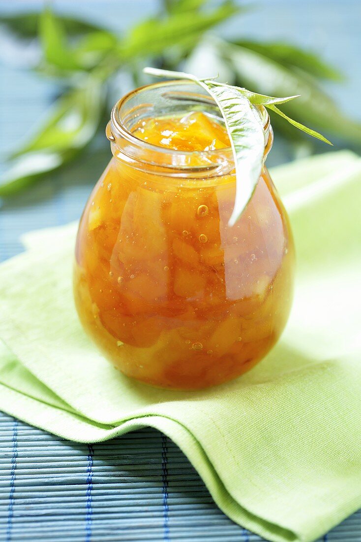 Pfirsich-Orangen-Marmelade im Glas