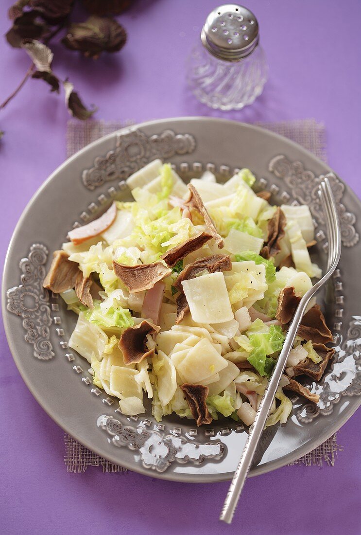 Pasta with cabbage and dried mushrooms
