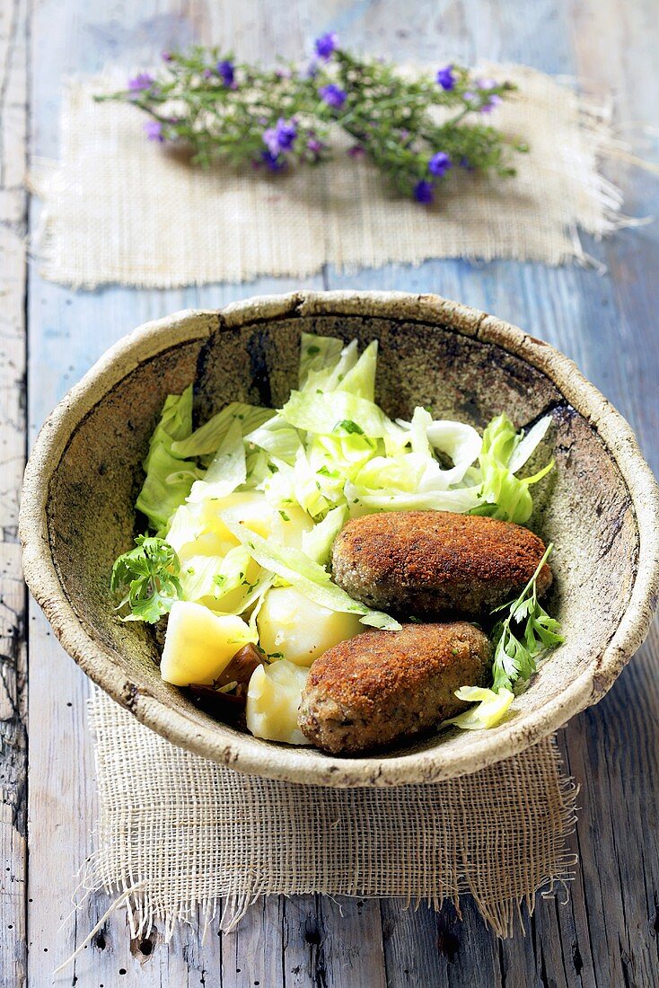 Pilzfrikadellen mit Kartoffeln und Salat