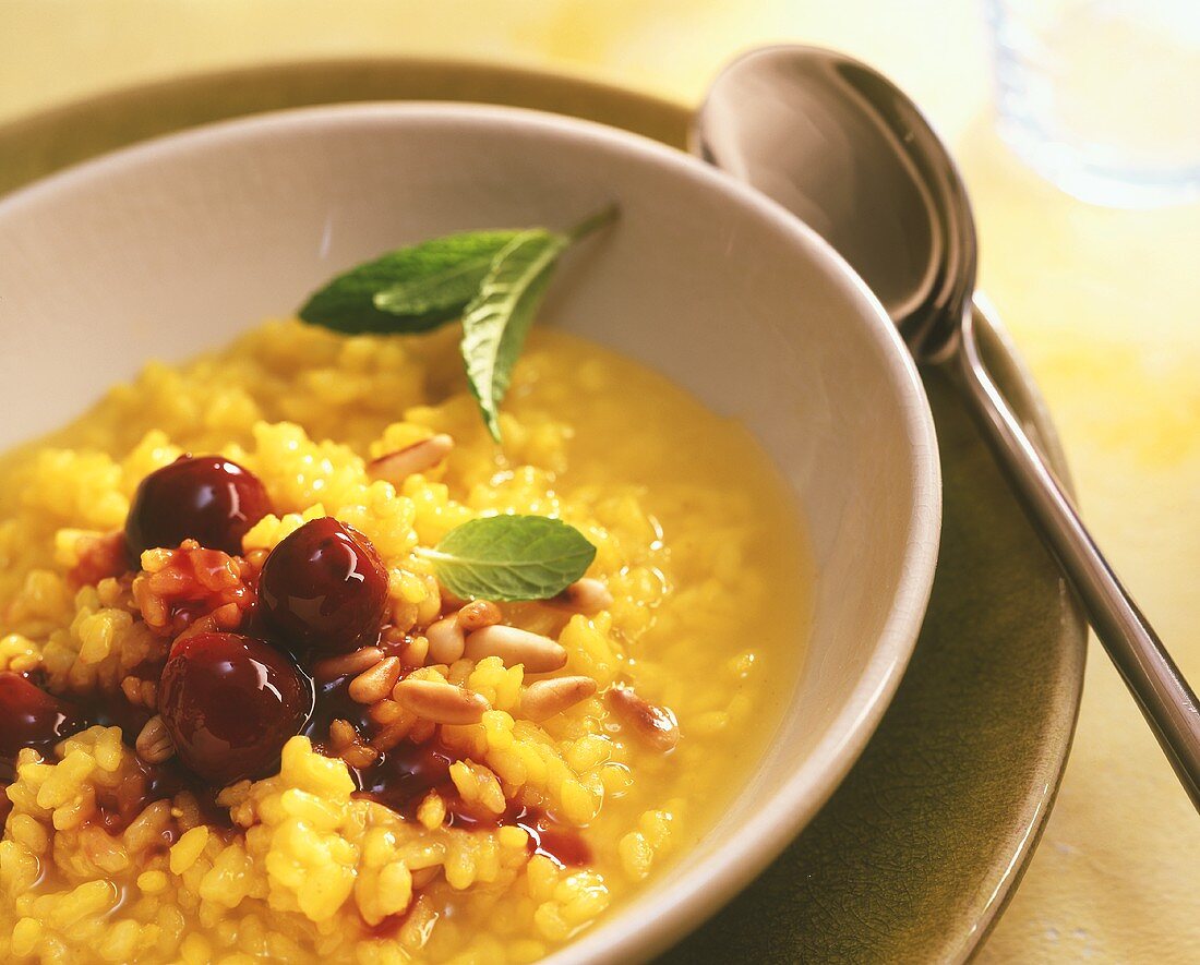 Safranrisotto mit Pinienkernen und Sauerkirschen