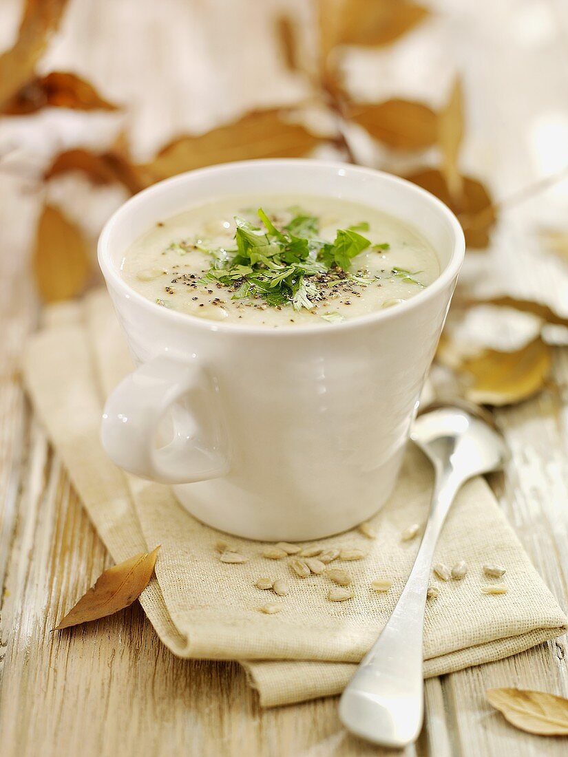 Gemüsecremesuppe in einer Tasse