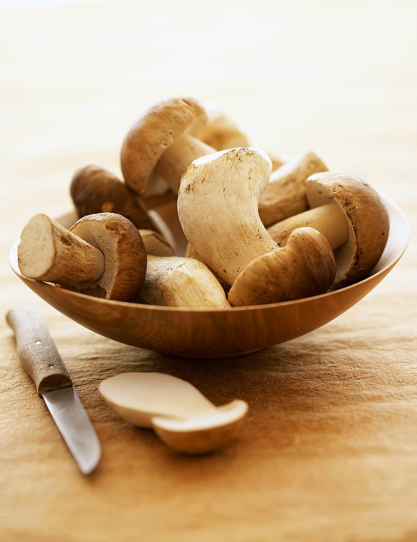 Ceps in a wooden bowl, one halved