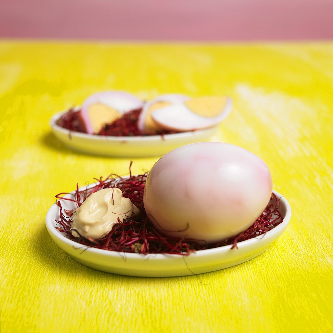 Marmoriertes, hartgekochtes Ei mit Rotkohl und Mayonnaise