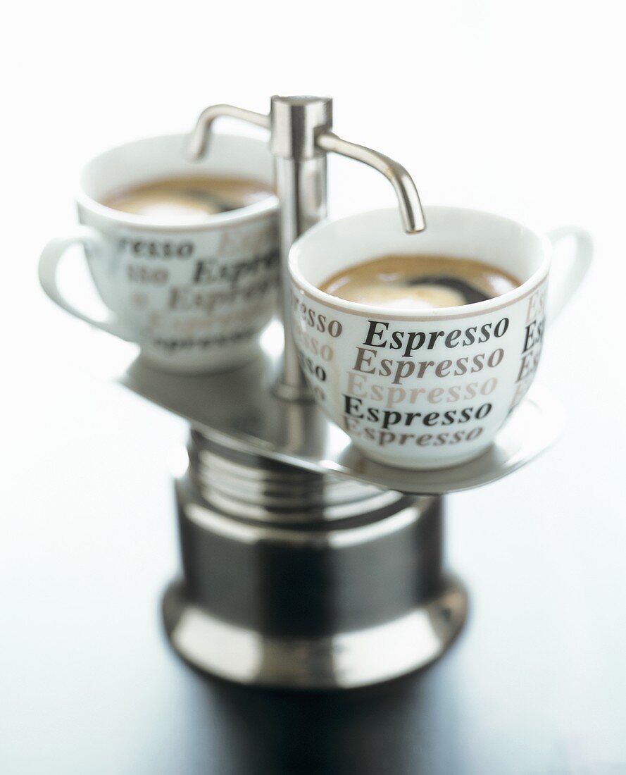 Kleine Espressomaschine mit Tassen