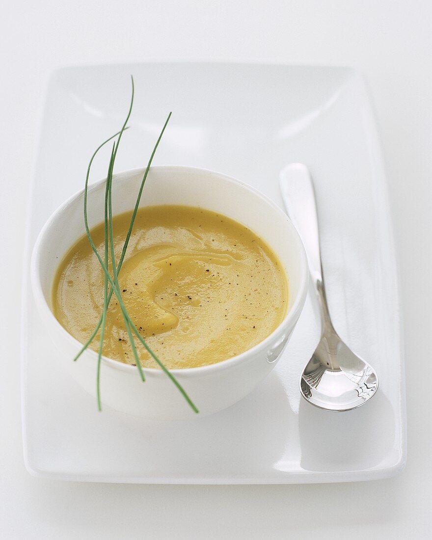 Kürbissuppe in einer Suppenschale mit Löffel