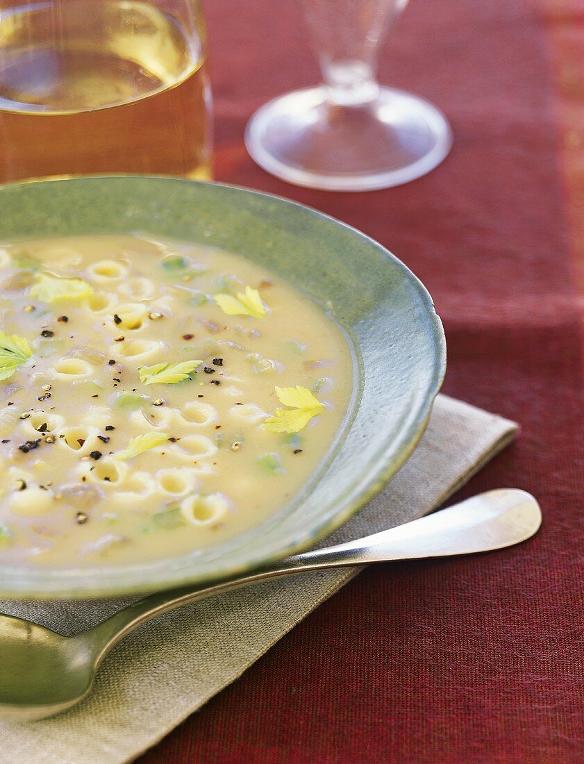 Gemüsecremesuppe mit Muschelnudeln