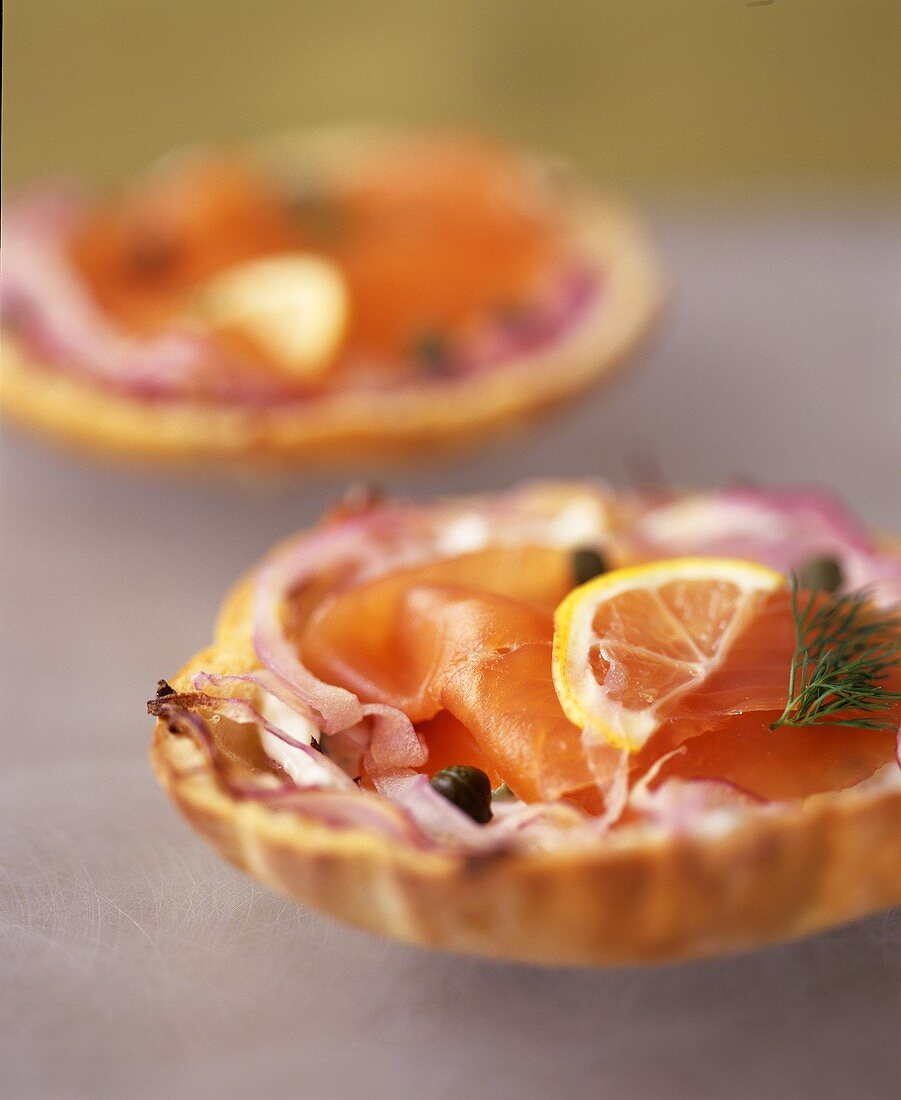 Tartlets filled with smoked salmon