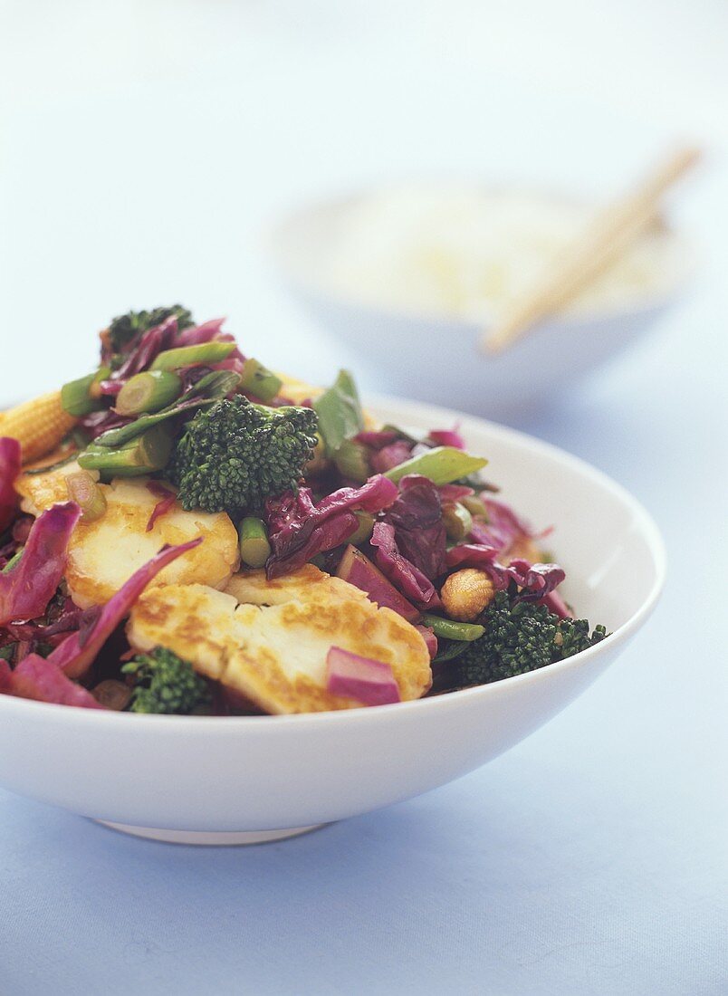 Fried chicken pieces with red cabbage and broccoli