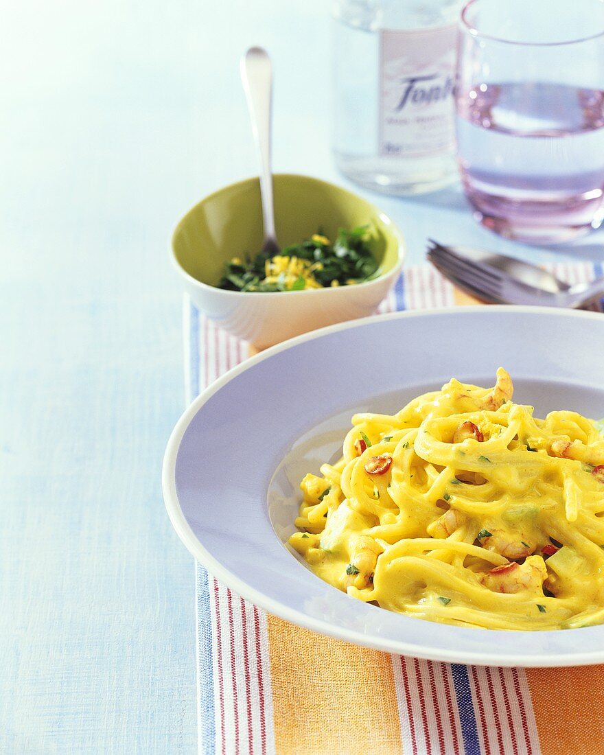 Spaghetti mit Currysauce und Shrimps