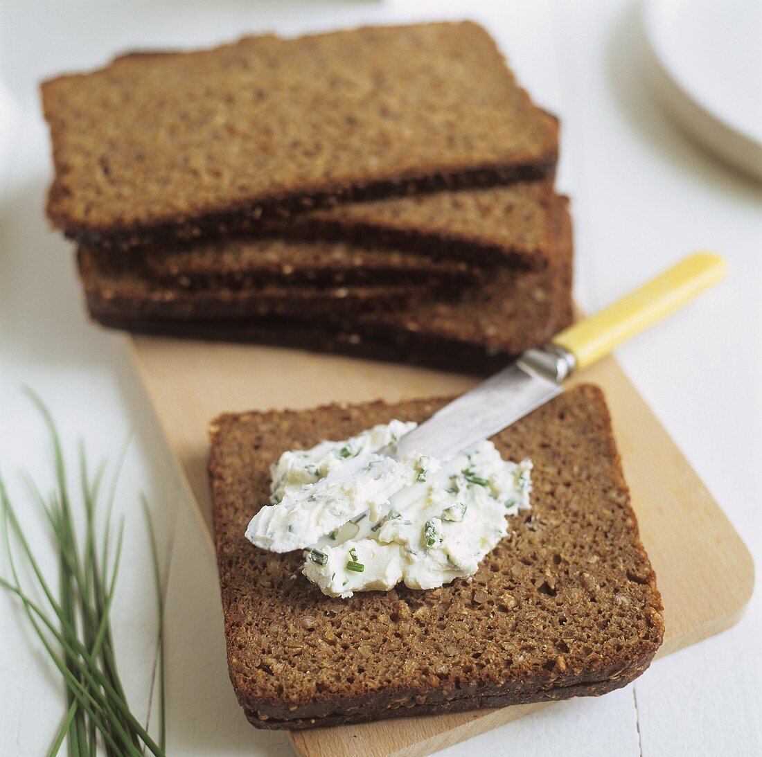 Schwarzbrotscheiben mit Schnittlauchquark