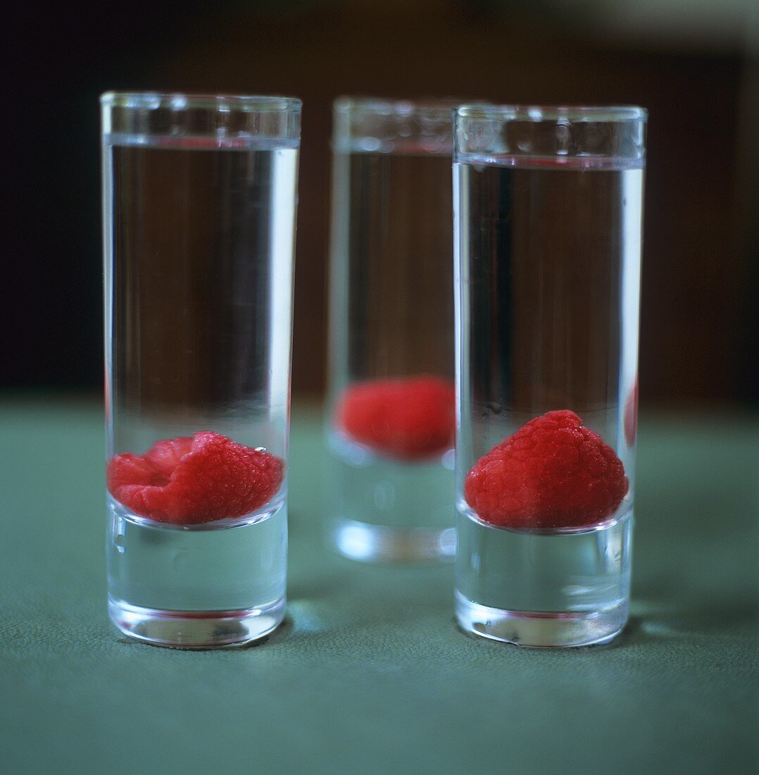 Vodka mit Himbeeren in Schnapsgläsern