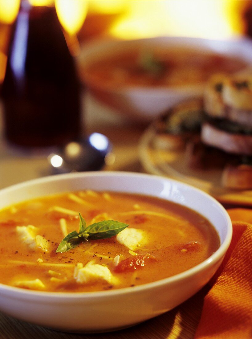 Tomaten-Fischsuppe in einem Suppenteller