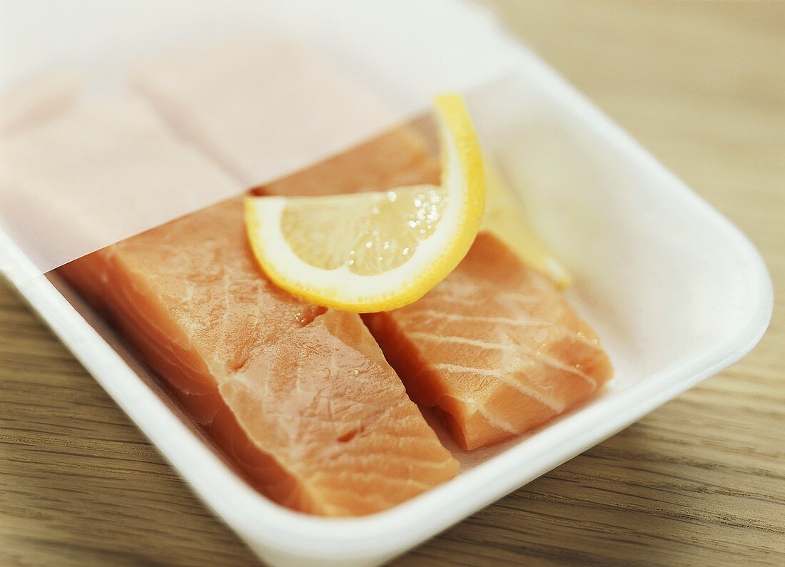 Zwei Lachsfilets in geöffneter Verpackung