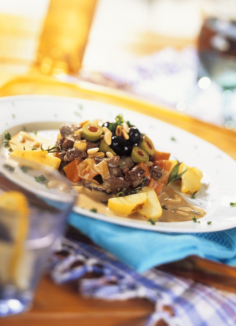 Ragout von Wildkaninchen, Oliven und Gemüse