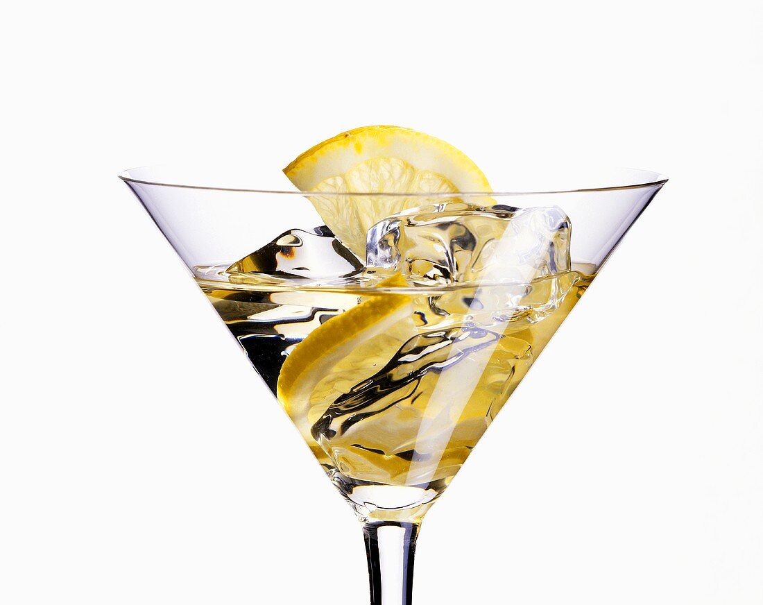 Martini mit Eiswürfeln und Zitrone