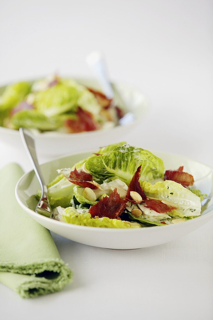 Salad leaves with chicken and almonds