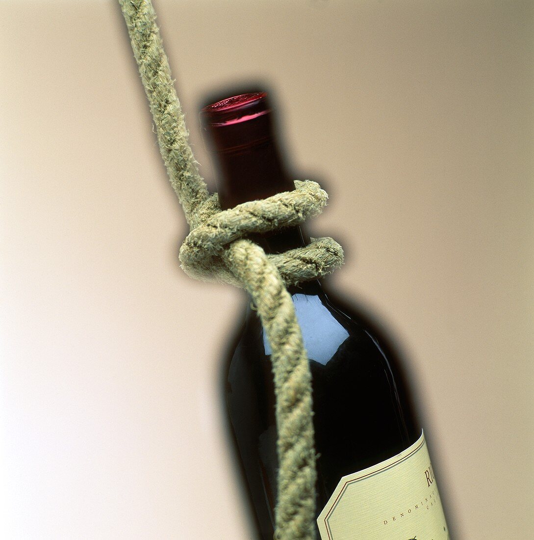 Rotweinflasche mit Seil