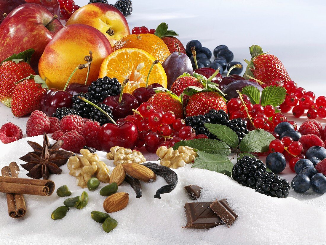 Verschiedene Früchte, Gewürze und Zucker