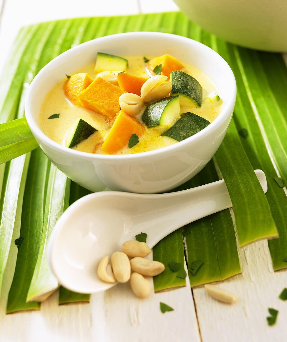 Vietnamesische Kürbissuppe mit Cashewkernen und Zucchini