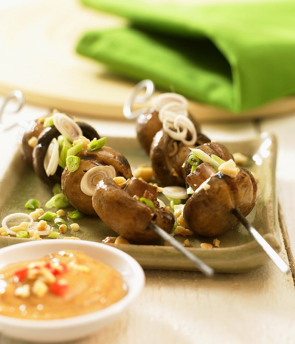 Vietnamesische Champignon-Spiesse mit Erdnussdip