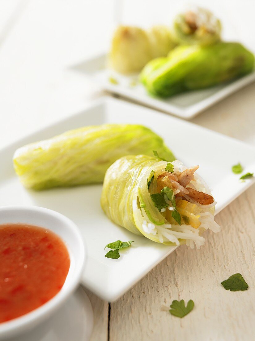 Vietnamesische Röllchen mit Ananas und Pute gefüllt