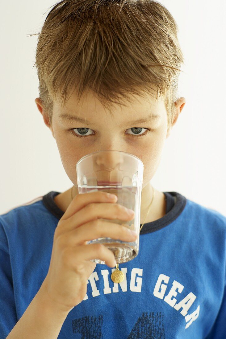 Junge trinkt Wasser