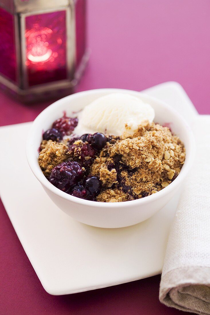 Beeren-Hafer-Crumble mit Vanilleeis