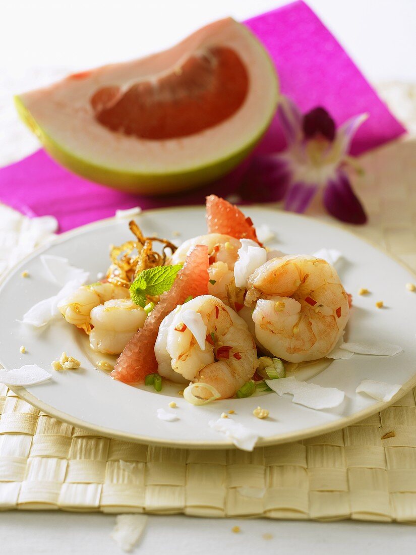 Shrimp salad with pomelo and grapefruit (Thailand)