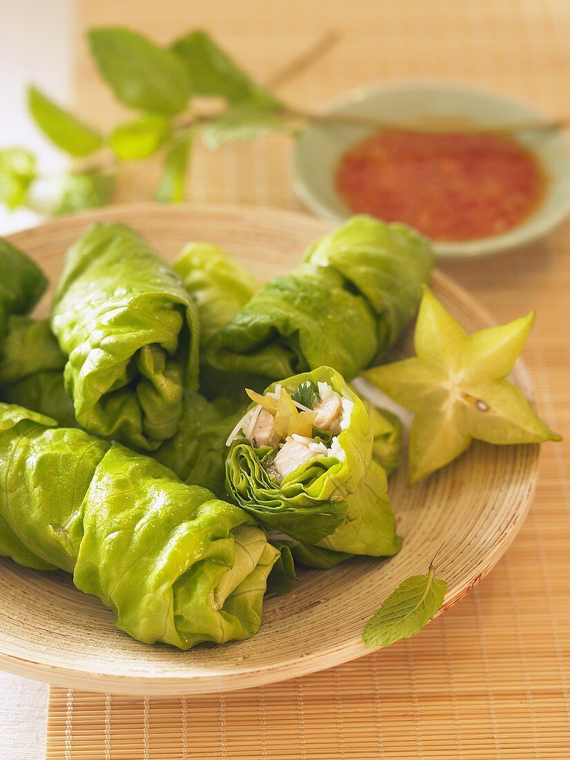 Lettuce rolls with rice noodle and turkey filling (Vietnam)