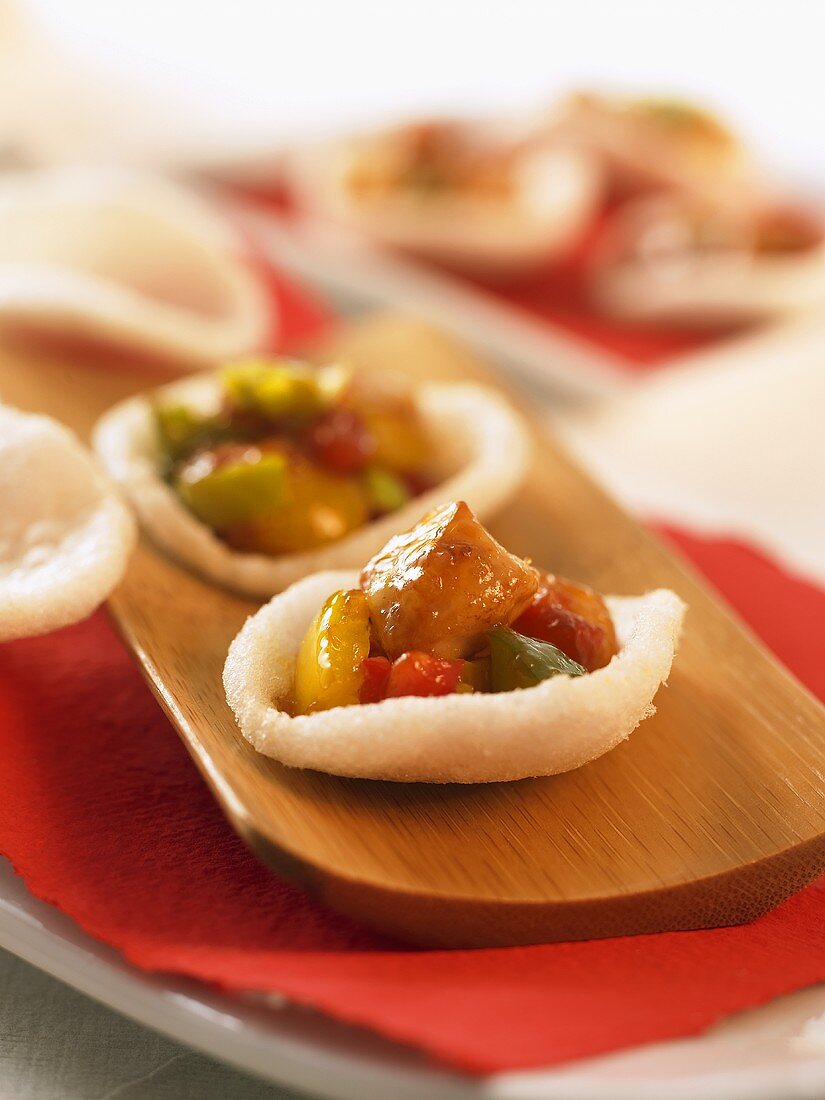 Prawn cracker snacks with chicken and vegetables (China)