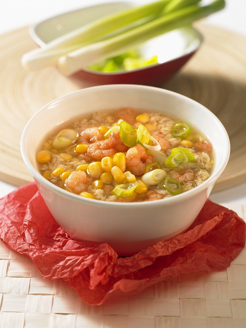 Chicken broth with sweetcorn and shrimps (China)