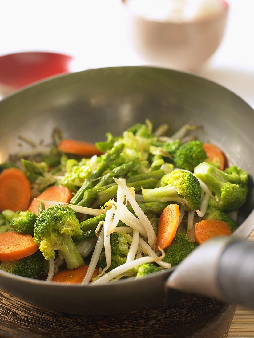 Buntes Wokgemüse mit Brokkoli, Möhren, Spargel und Sprossen
