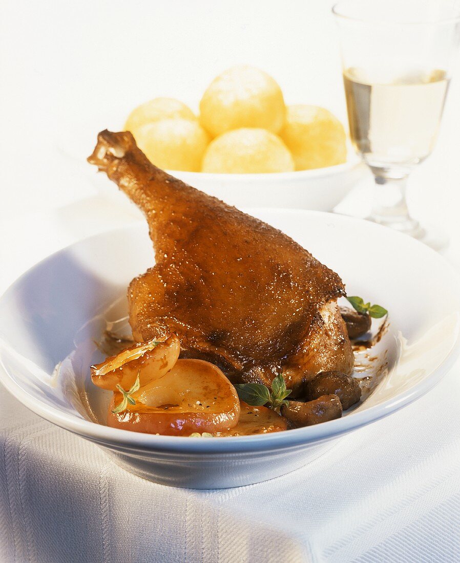 Gänsekeule mit Apfelscheiben, Maronen und Kartoffelknödel