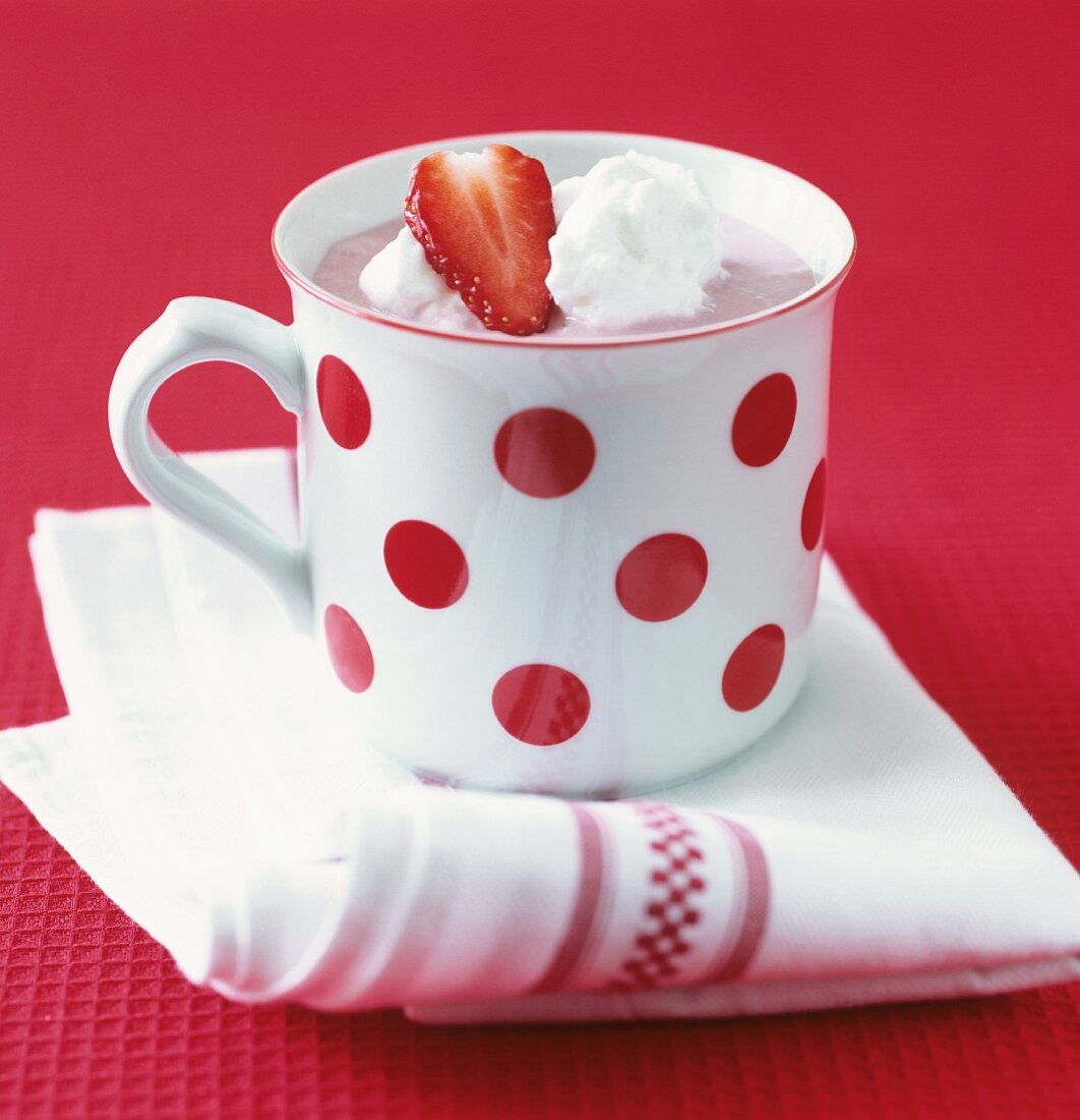 Eine Tasse mit Erdbeersahne