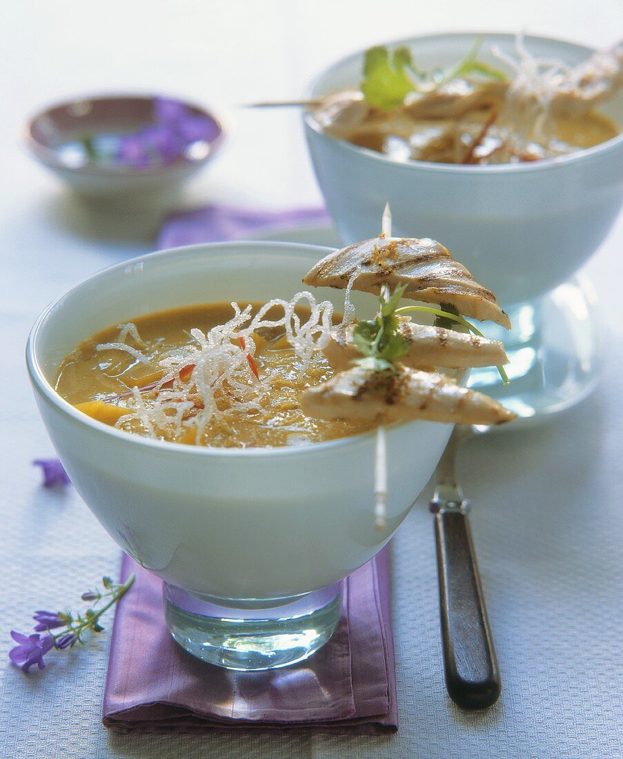 Curry-Mango-Suppe mit Hühnchenspiess