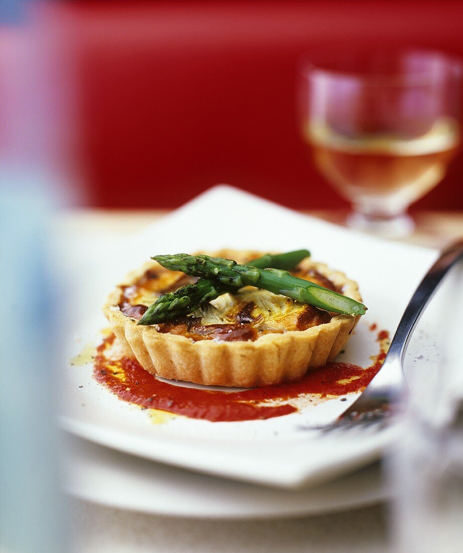 Artichoke and asparagus tartlet with tomato sauce