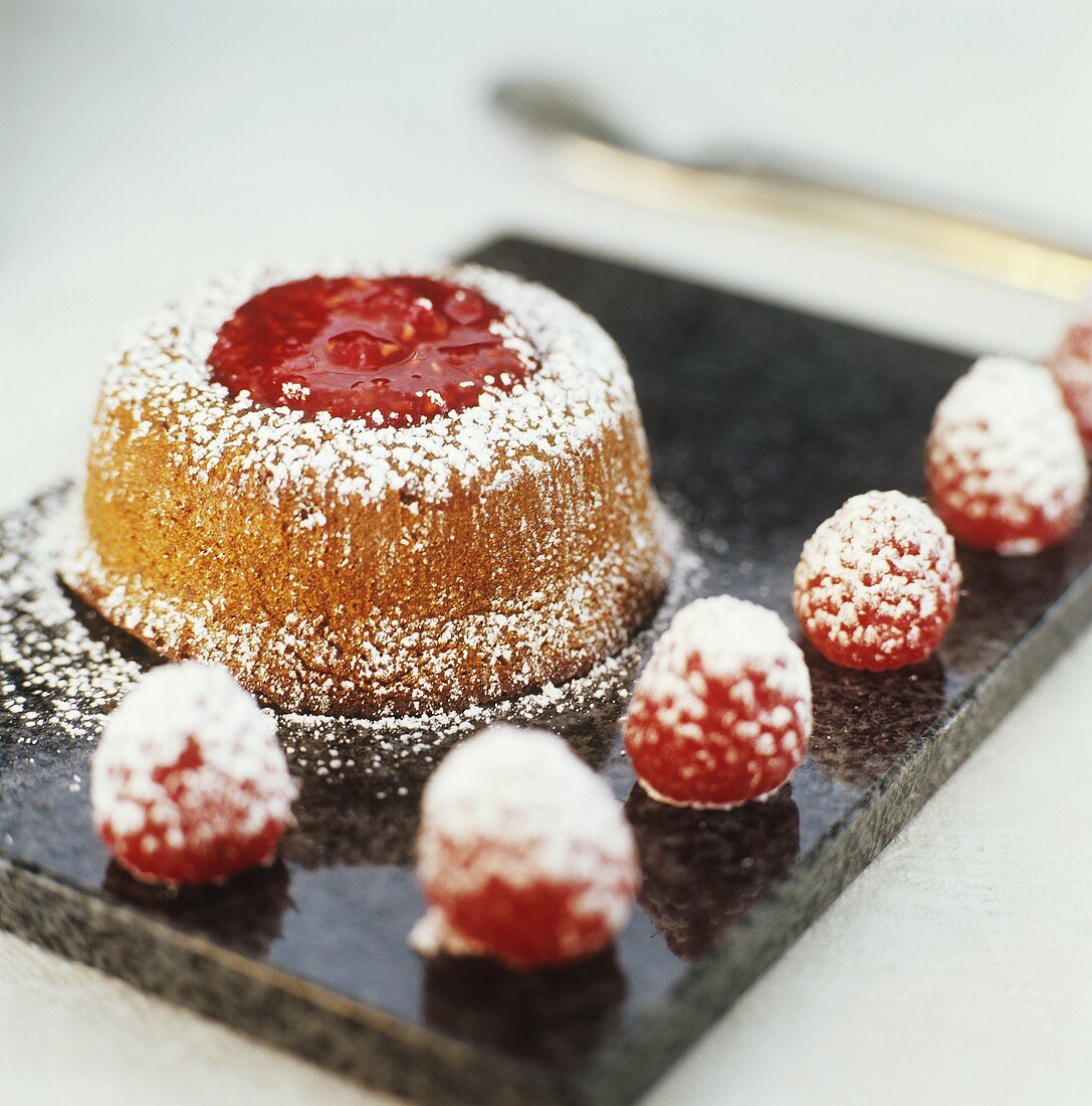 Mini-Schokoladenkuchen mit Himbeeren