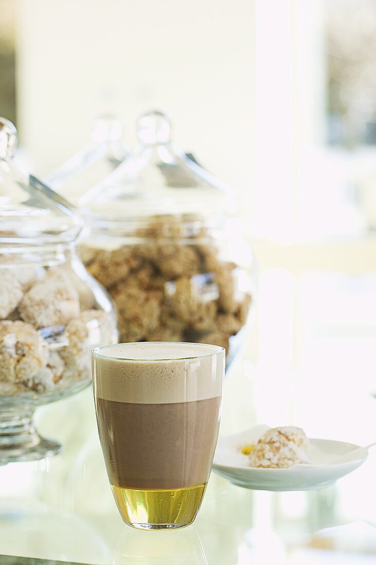 Schokoladen-Kaffee-Getränk mit Honig