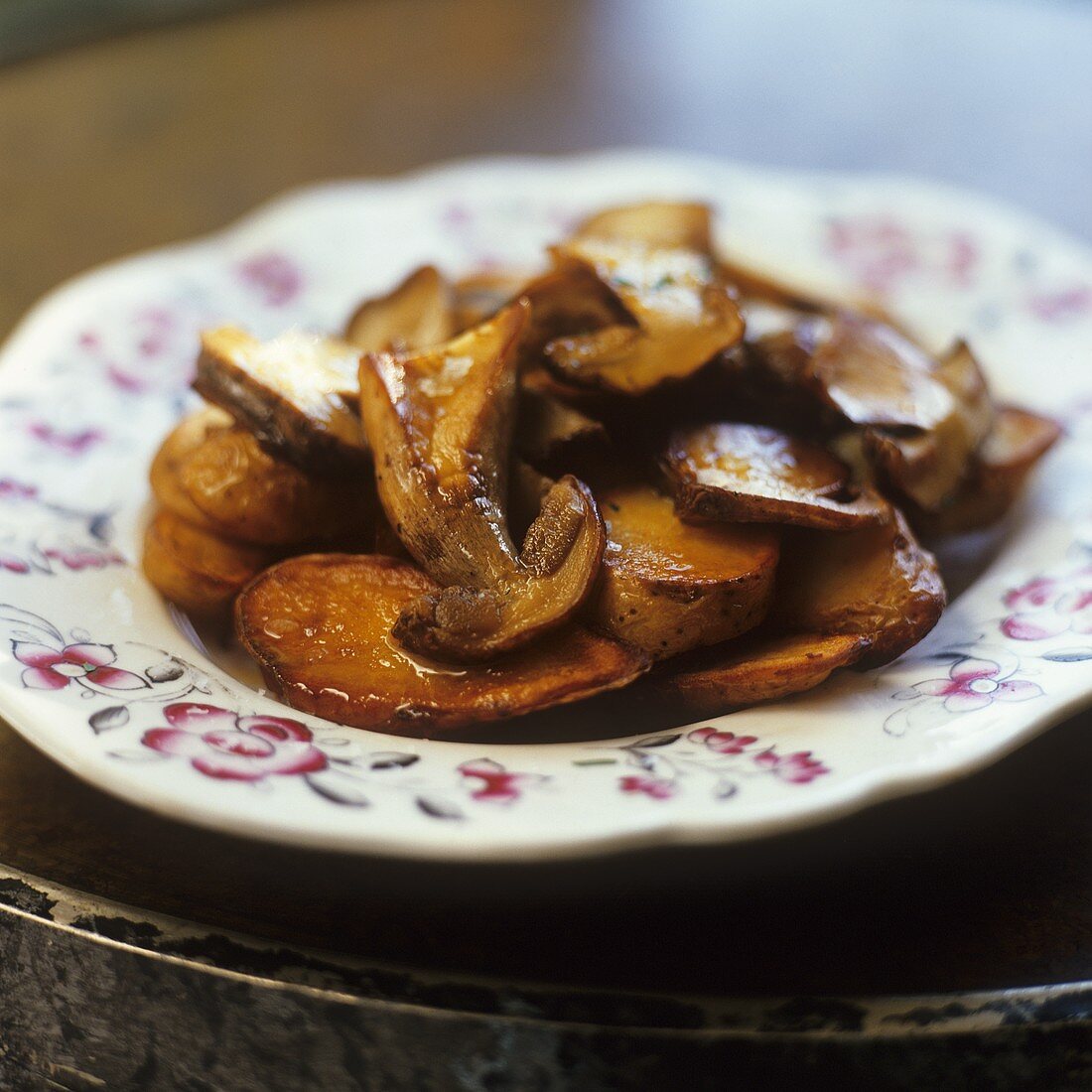 Pan-cooked ceps and potatoes