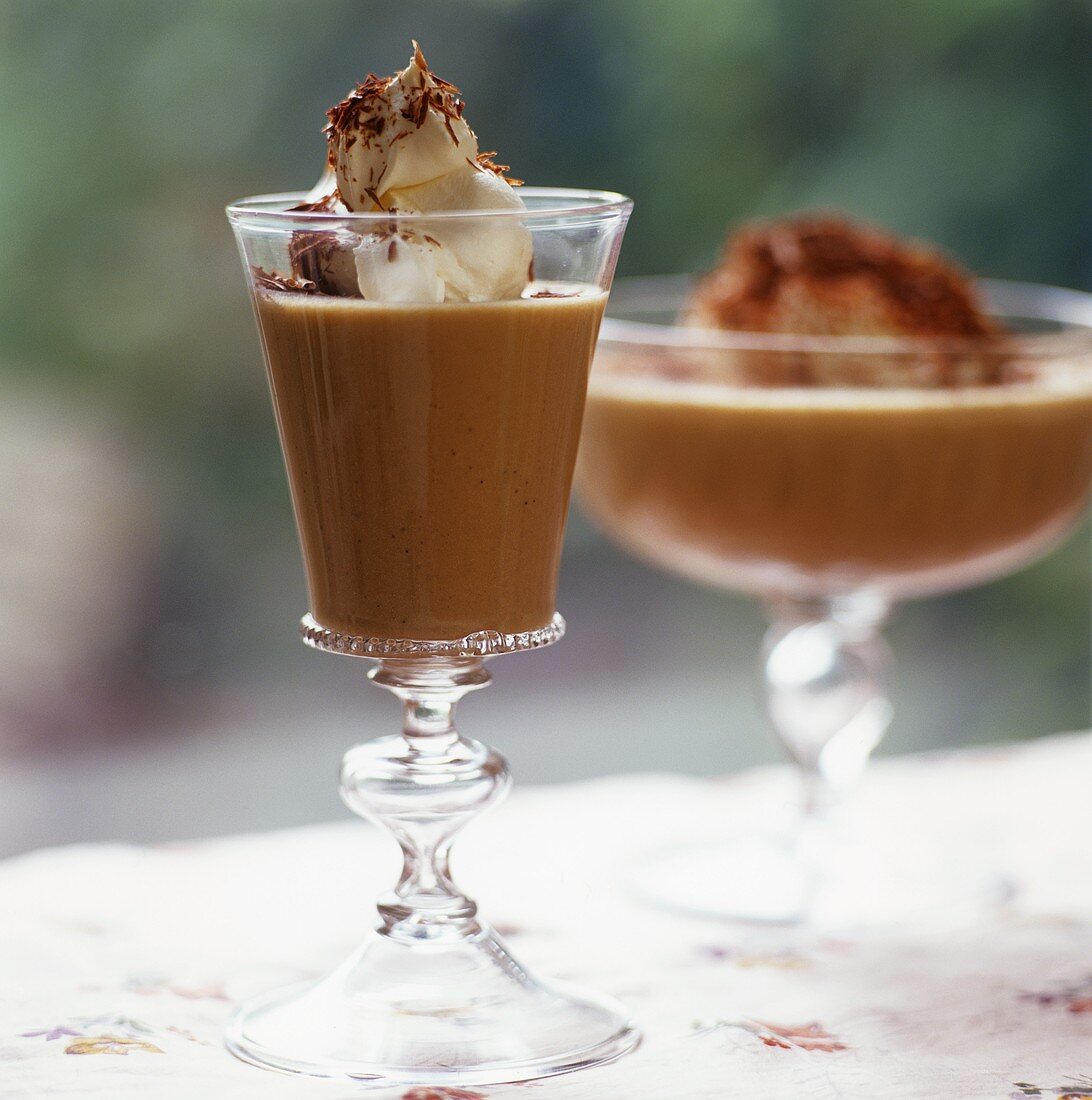 Kaffeecreme mit Sahnehäubchen